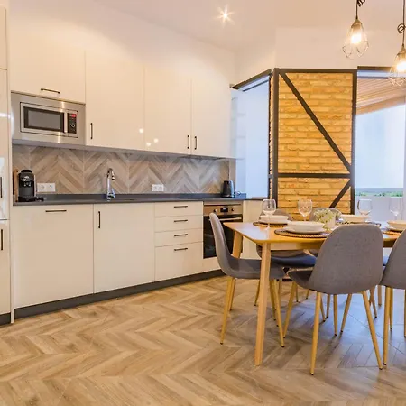 Luxury Downtown Station Apartment *